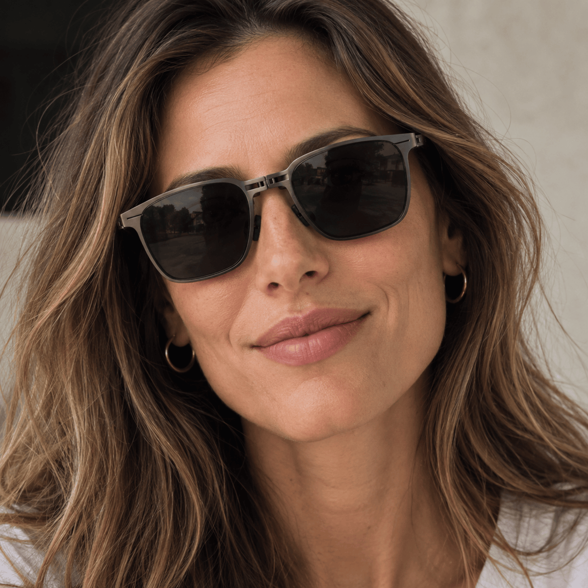 Mujer con gafas de sol BRINTOS GRAPHITE SUN