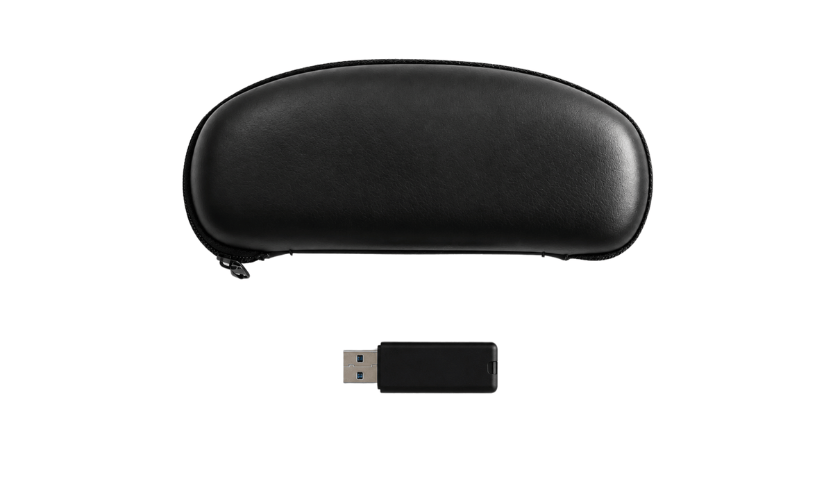 Estuche convencional de gafas junto a una memoria USB como referencia de tamaño