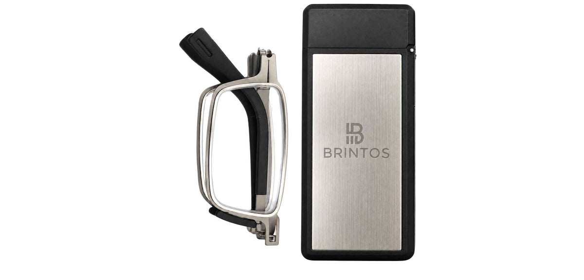 Gafas de lectura BRINTOS INOX SERIES plegadas con su estuche rígido compacto sobre fondo blanco