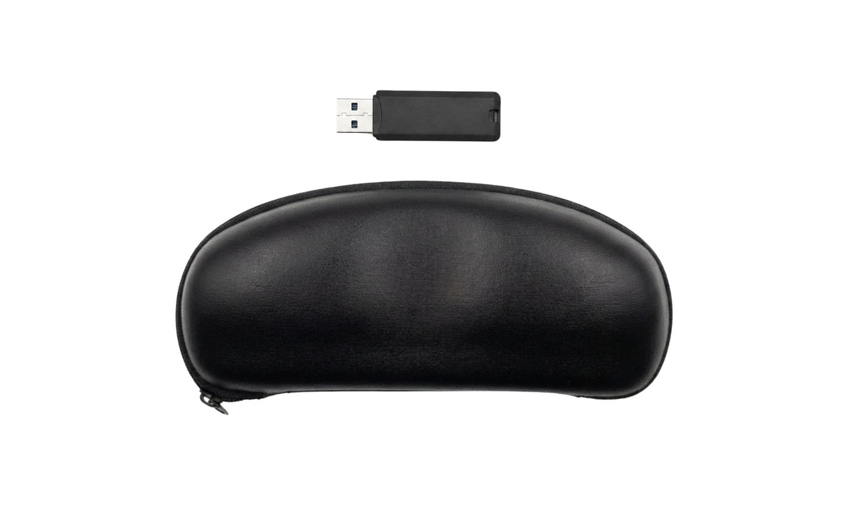 Estuche convencional de gafas junto a una memoria USB como referencia de tamaño
