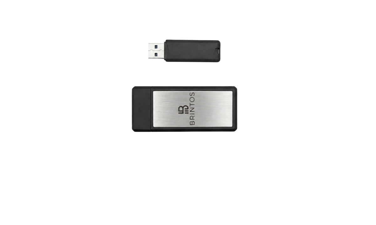 Estuche compacto de gafas de lectura BRINTOS junto a una memoria USB como referencia de tamaño